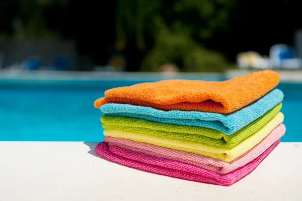 Håndklæder nær swimmingpoolen - Stock-foto