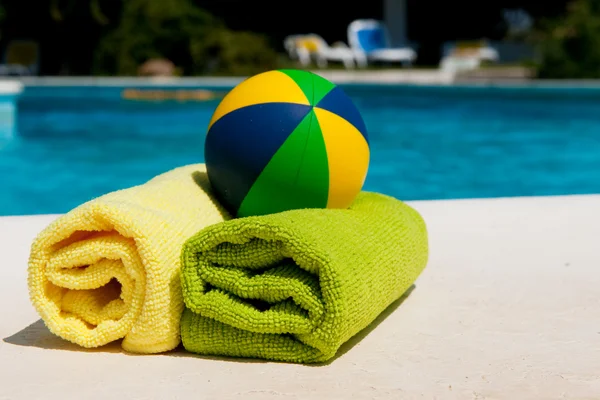 Towels near the swimming pool — Stock Photo, Image
