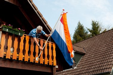Hollanda bayrağı asılı
