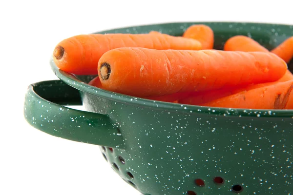 新鲜胡萝卜与绿色漏勺 — 图库照片