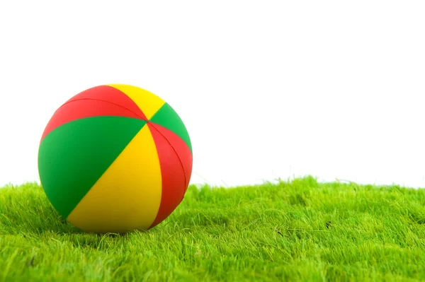 Bola de brinquedo na grama — Fotografia de Stock
