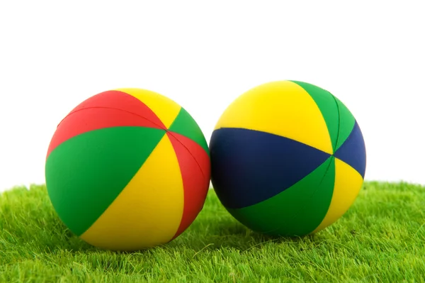 草でおもちゃボール — ストック写真