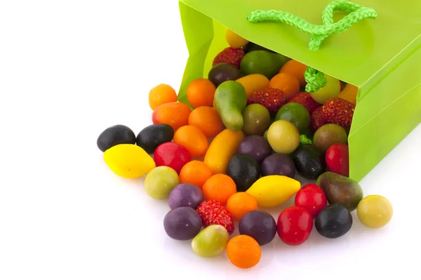 Färgglada godis i grön påse — Stockfoto