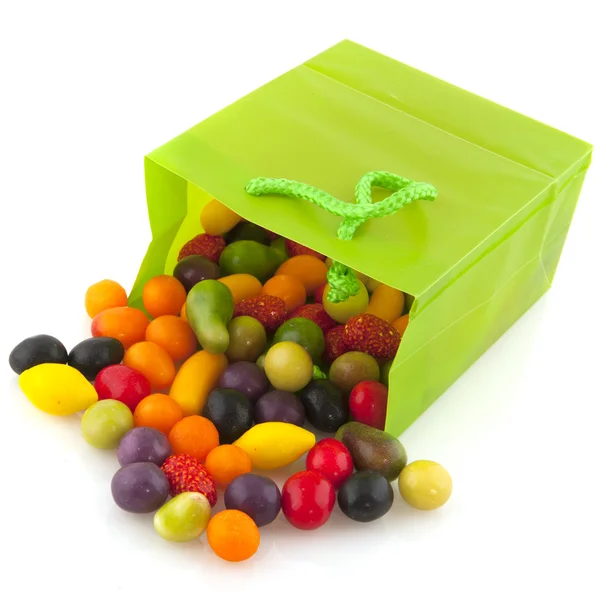 Kolorowe cukierki w worek zielony — Zdjęcie stockowe