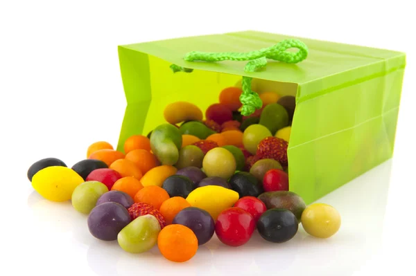 Kolorowe cukierki w worek zielony — Zdjęcie stockowe
