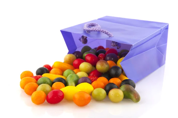 Mor çanta içinde renkli şeker — Stok fotoğraf