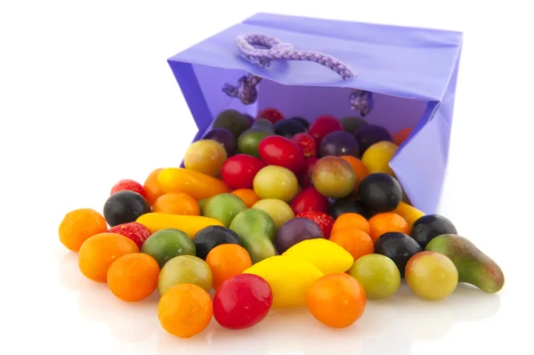 Барвисті цукерки в фіолетовому мішку — стокове фото