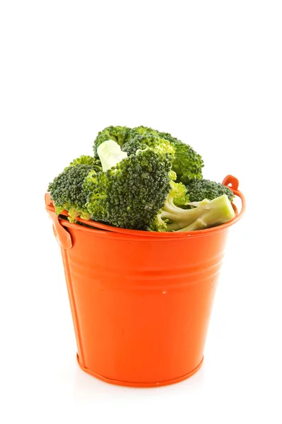 Cubo con brócoli fresco —  Fotos de Stock