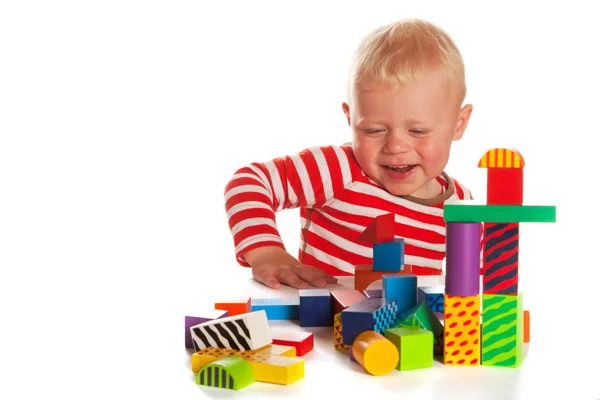 Маленький хлопчик грається з блоками — стокове фото