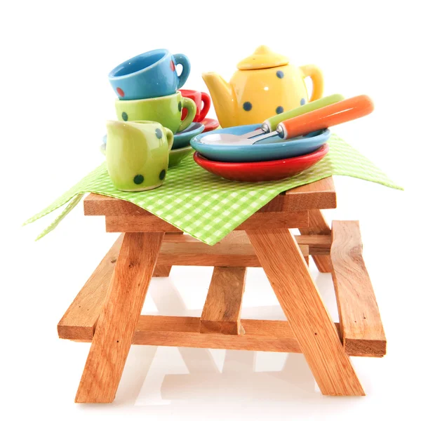 Çanak çömlek ile ahşap piknik masası — Stok fotoğraf