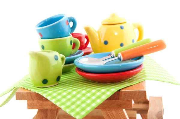 食器と木製のピクニック用のテーブル — ストック写真
