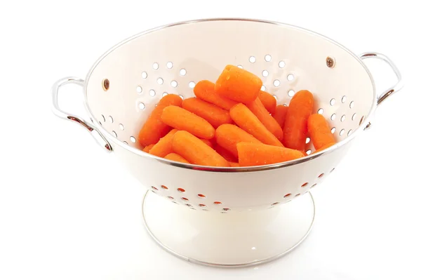 Coador branco com cenouras — Fotografia de Stock