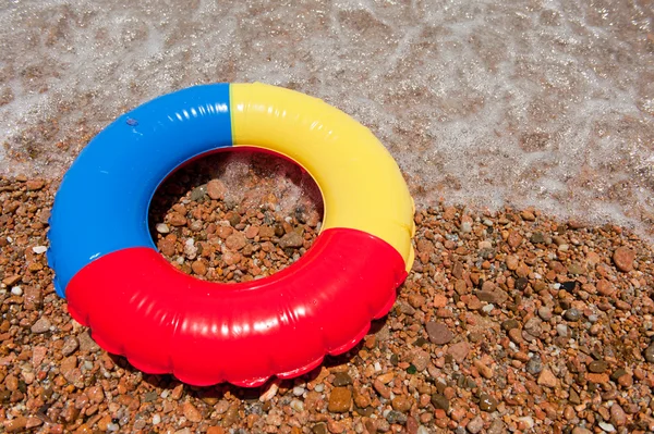 Plajda yüzer oyuncak — Stok fotoğraf