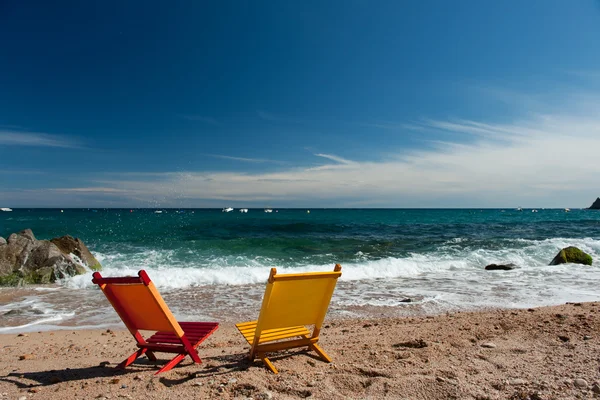 Sedie colorate in spiaggia — Foto Stock