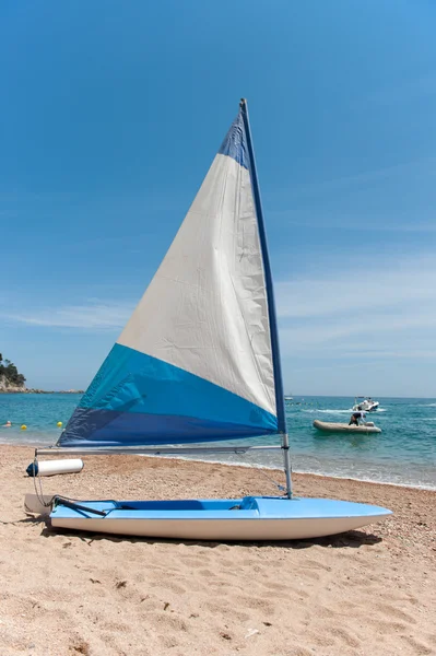 Парусная лодка на пляже — стоковое фото