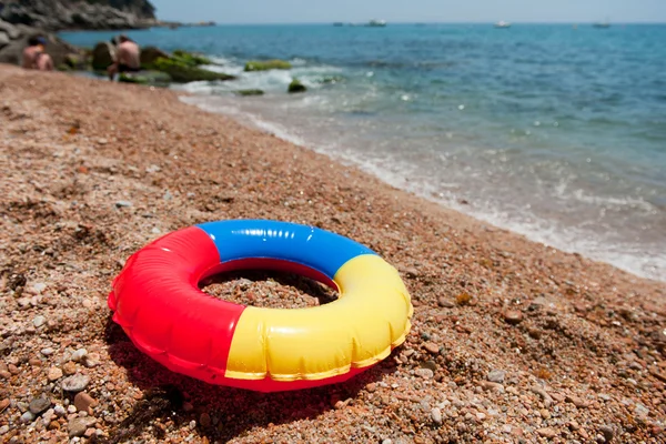 Плавающая игрушка на пляже — стоковое фото