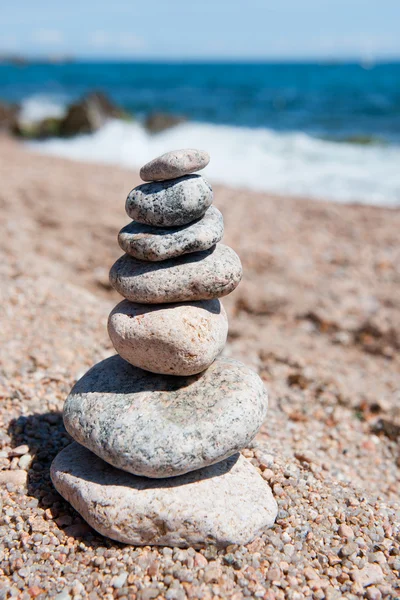 Praia com pedras empilhadas — Fotografia de Stock