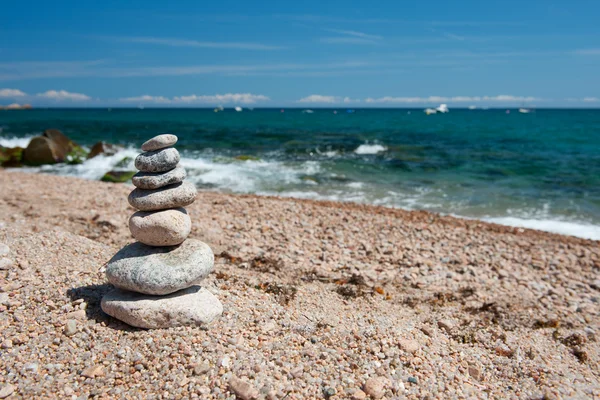 Praia com pedras empilhadas — Fotografia de Stock