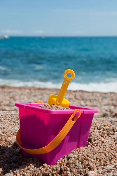 Пляж с пластиковыми игрушками — стоковое фото