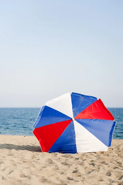 Slunečník na pláži — Stock fotografie