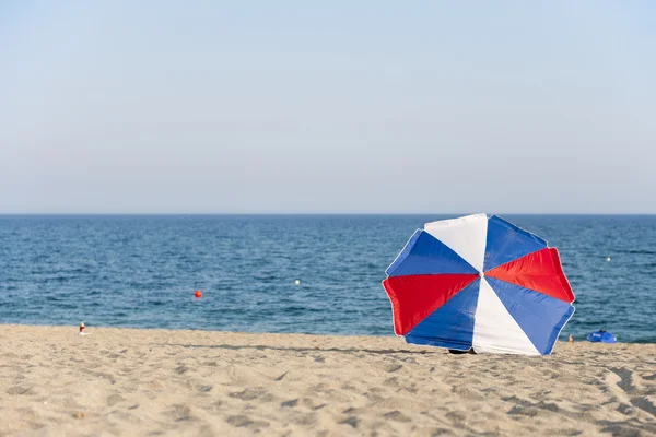 Parasoll på stranden — Stockfoto