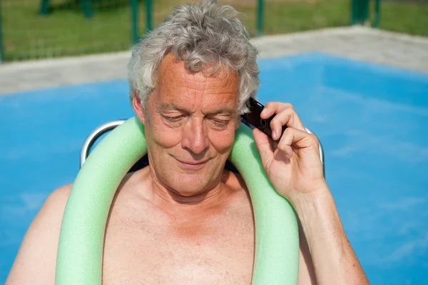 Idősebb ember van birtoklás egy telefonhívás — Stock Fotó