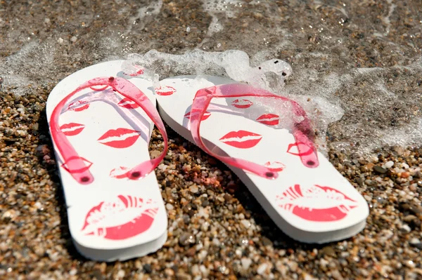 Kumsalda kadın flip flop — Stok fotoğraf