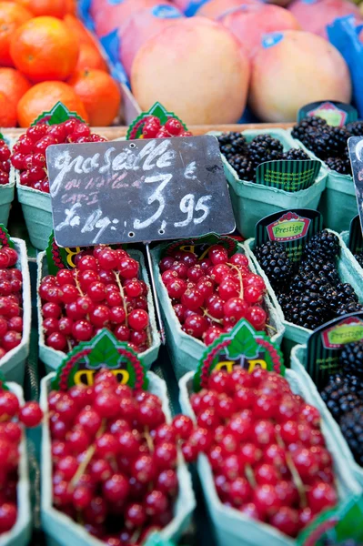 Frutas suaves na loja — Fotografia de Stock