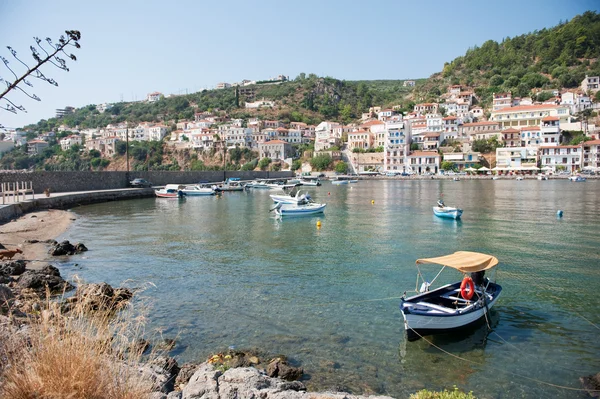 Dorf an der griechischen Küste — Stockfoto