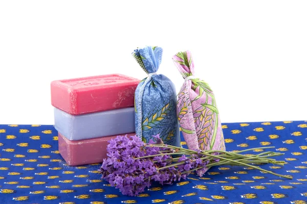 Lavendelseife und duftende Säcke — Stockfoto