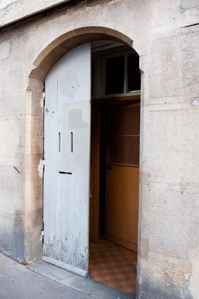Drzwi otwarte w Paryżu — Zdjęcie stockowe