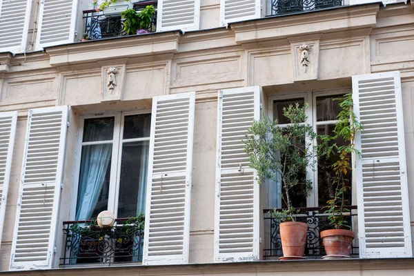 Typische französische Fenster — Stockfoto