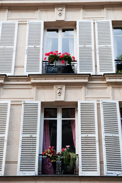 Fenêtres françaises typiques — Photo