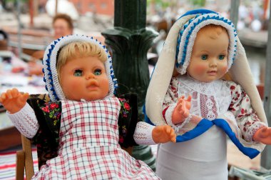 Dutch costumed dolls clipart