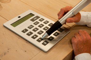 çok büyük hesap makinesi ile çalışmaya
