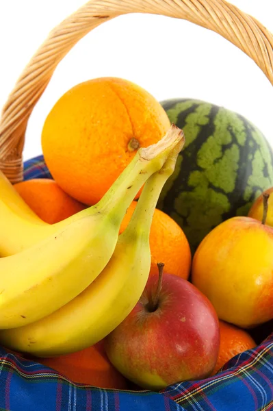 Cesta de cana com frutas — Fotografia de Stock