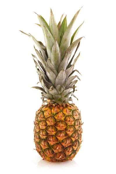 Celý čerstvý ananas — Stock fotografie