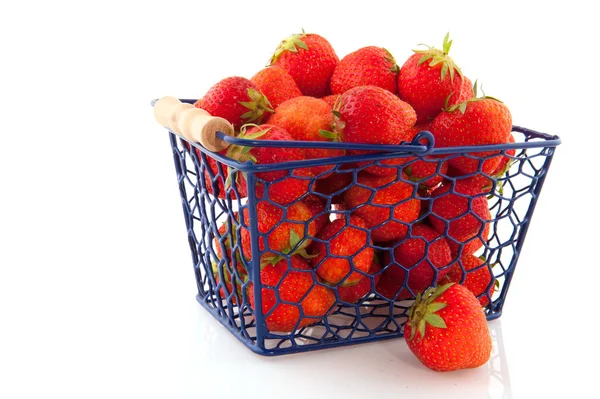 Shopping korg jordgubbar — Stockfoto