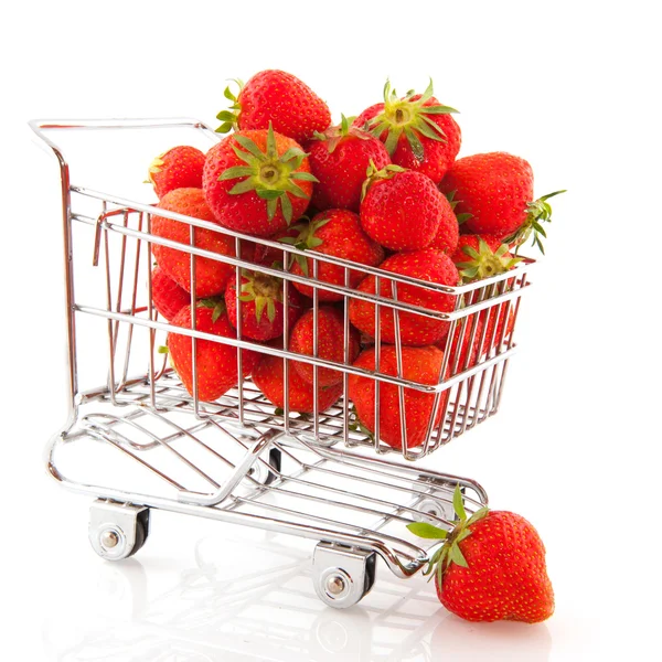 Shopping cart strawberries — Stock Photo, Image