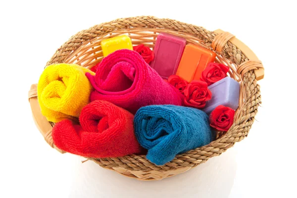 Barevné ručníky v třtinový koš — Stock fotografie