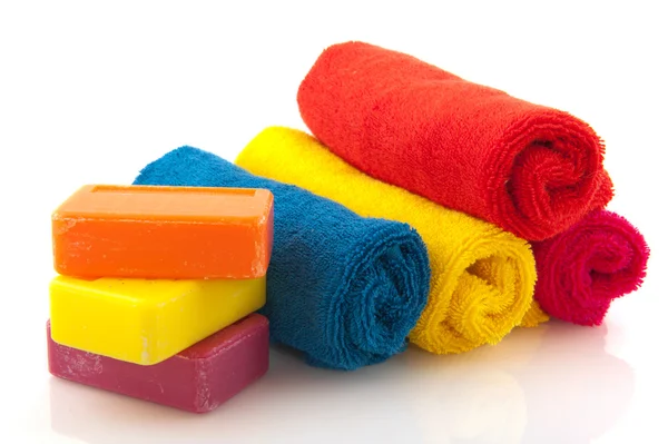 Färgglada rullade handdukar med tvål — Stockfoto