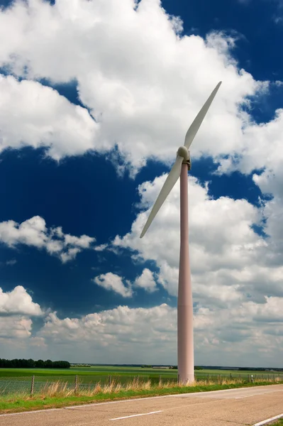Turbina eólica na paisagem agrícola — Fotografia de Stock