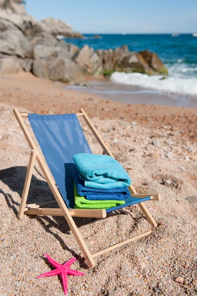Havlu ile plaj sandalyesi — Stok fotoğraf