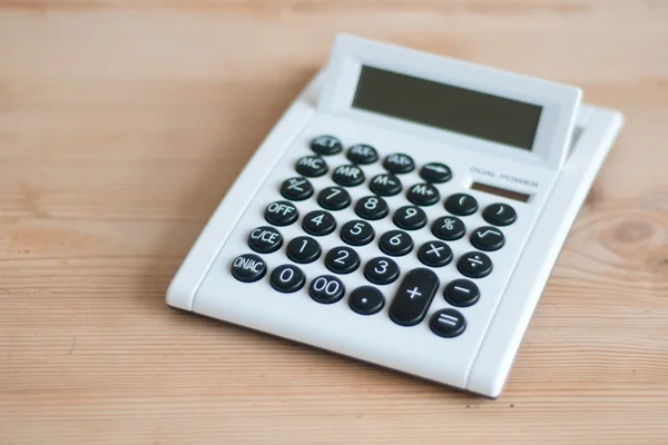 Kalkulator na drewniane biurko — Zdjęcie stockowe