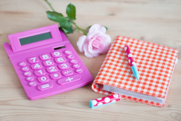 Różowa książeczka kalkulator i ogłoszenia — Zdjęcie stockowe