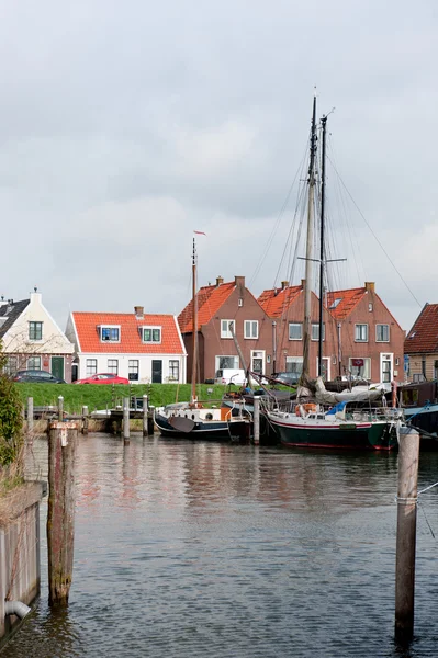 Bateaux typiques dans le village néerlandais — Photo