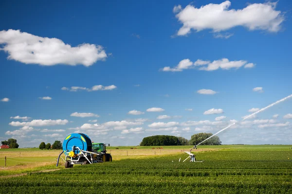 Vattning fälten jordbruk — Stockfoto