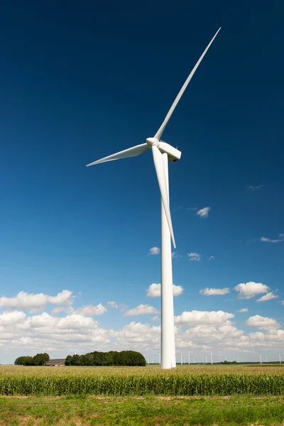 Les éoliennes dans le paysage agricole — Photo