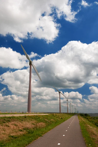 Turbiny wiatrowe w rolnictwie krajobraz — Zdjęcie stockowe