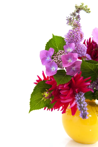 Букет цветов в саду — стоковое фото